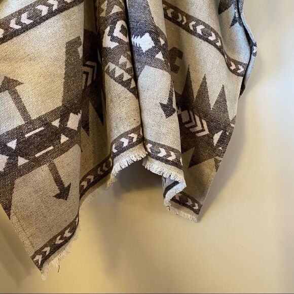 Black Swan-Aztec Faux Fur Collar Fall/Winter Poncho - Picture 10 of 13